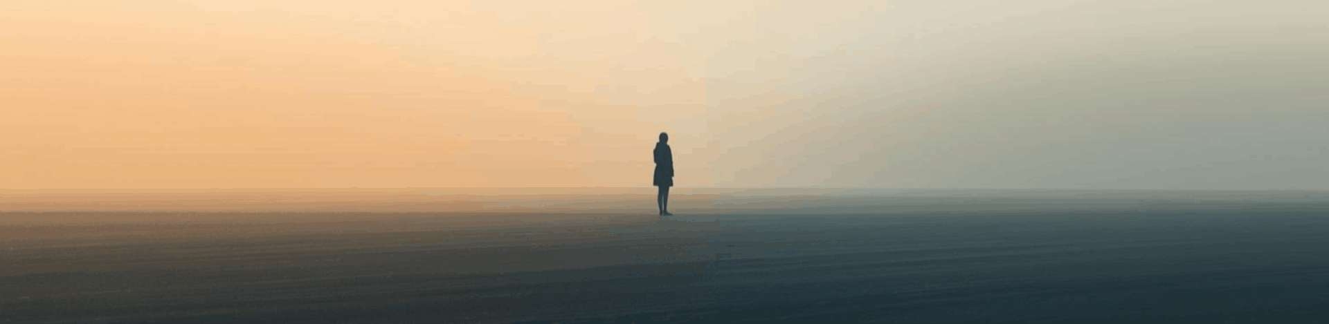 Міжсезоння — це стан, коли ясність змінюється сумнівом, а рішення постійно коливаються. Чому виникають внутрішні гойдалки, як відрізнити природний перехід від стану небезпеки та що означає зникнення відчуття вибору — у моделі екзистенційних сезонів.